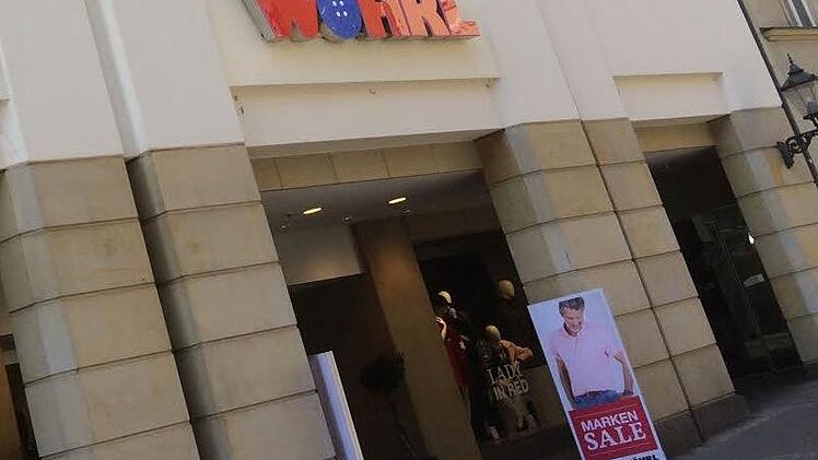 Die Modekette Wöhrl muss saniert werden - nun stellt sich die Frage, welche Filialen erhalten bleiben und wo Geschäfte geschlossen werden. Eine von 34 Filialen steht in Coburg. Foto: Jochen Berger