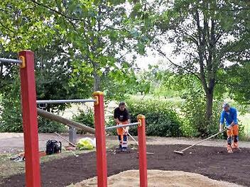 In Windheim haben Mitarbeiter des städtischen Bauhofs den Kinderspielplatz auf Vordermann gebracht. Foto: Klaus Schebler