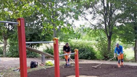 In Windheim haben Mitarbeiter des städtischen Bauhofs den Kinderspielplatz auf Vordermann gebracht. Foto: Klaus Schebler