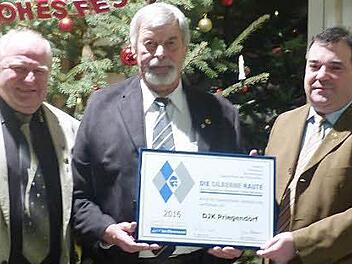 Sichtlich stolz pr&auml;sentierten sich (v.&nbsp;l.) G&uuml;nter H&auml;fner und Gerhard Ramer mit dem Kreisehrenamtsbeauftragten Stefan Schmitt bei der &Uuml;berreichung der Ernennungsurkunde. Foto: privat