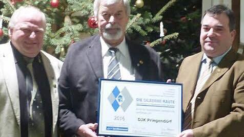 Sichtlich stolz pr&auml;sentierten sich (v.&nbsp;l.) G&uuml;nter H&auml;fner und Gerhard Ramer mit dem Kreisehrenamtsbeauftragten Stefan Schmitt bei der &Uuml;berreichung der Ernennungsurkunde. Foto: privat