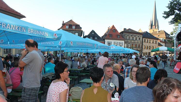 Schon ab Mittag fand Belebung auf dem Marktplatz statt. Angedachter Zusatzeffekt: Einkauf in der Innenstadt.