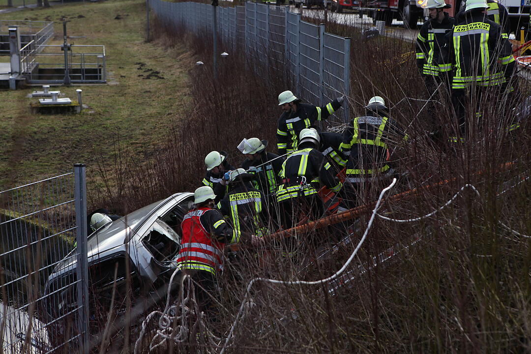 Auto stürzt nach Auffahrunfall bei Ansbach beinahe in Klärbecken