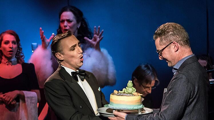 Der Operetten-Abend "Wir laden gern uns Gäste ein" bildete den festlichen Rahmen für die Verleihung der Auszeichnung "Operetten-Frosch" des Bayerischen Rundfunks an das Landestheater Coburg.Foto: Jochen Berger