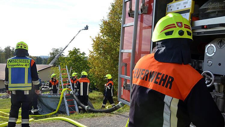 Zur Großübung auf einem Nüdlinger Aussiedlerhof wurden insgesamt sechs Wehren nach Nüdlingen gerufen.  Foto: Peter Rauch