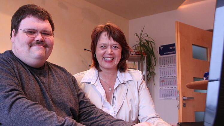 Matthias Witt und seine Chefin Christine Seger kommen gut miteinander aus. Die Unternehmerin schätzt die gewissenhafte, ruhige Art ihres Mitarbeiters.: Heike Beudert