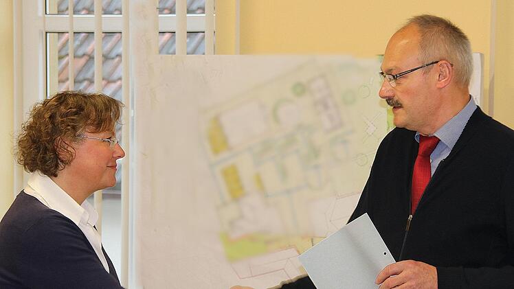 Gudrun Popp (links) wurde von Bürgermeister Fridolin Zehner als neue  Rannunger Gemeinderätin vereidigt. Sie ist Nachfolgerin von Werner Keller.  Foto: Dieter Britz