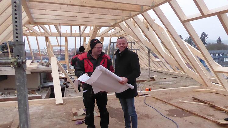 Bauherr Waldemar Michaelis (rechts) im Gespräch mit einem Mitarbeiter der Zimmerei.  Foto: Thomas Ahnert