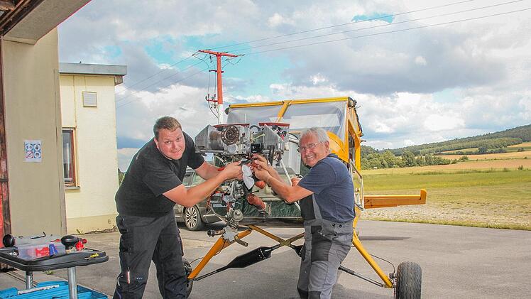 Christoph Schneider (li.)  und Andi Herrmann sind Bastler aus Leidenschaft.
