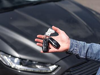 Schöllkrippen: Autofahrer zieht Seniorin (82) den Zündschlüssel ab - "unsichere Fahrweise" Schöllkrippen: Autofahrer zieht Seniorin (82) den Zündschlüssel ab - "unsichere Fahrweise"