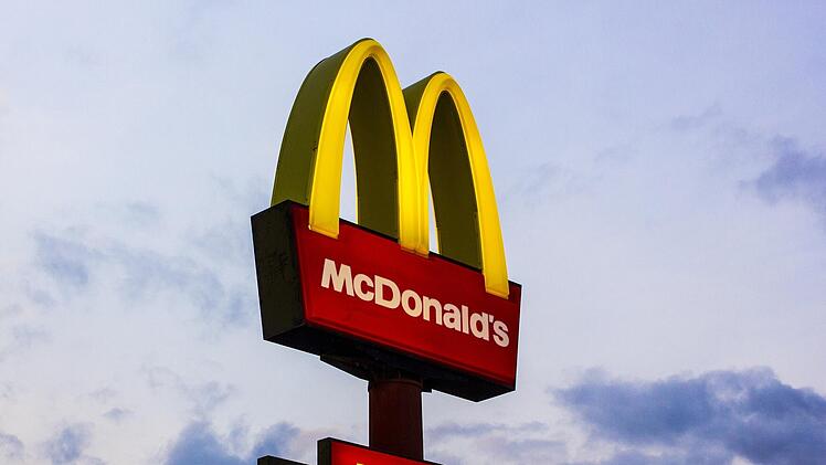 Hof: Zu Fuß durch Drive-in - Ungewöhnliche Situation an McDonalds-Filiale