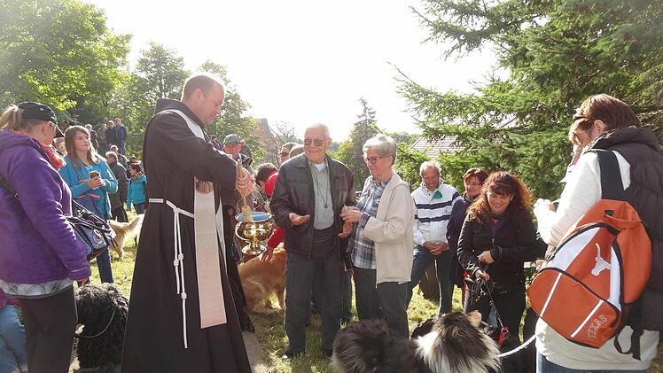 Viele Hundebesitzer kamen zur Tiersegnung mit Pater Stanislaus auf den Kreuzberg.  Foto: Marion Eckert