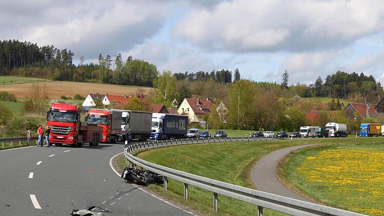 Nach einem missglückten Überholmanöver auf der B 85 bei Lösau landet ein 35-jähriger Biker aus Kulmbach im Krankenhaus. Foto: Jürgen Gärtner