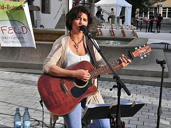 Vor dem Auftritt der Band "Huebnotix" am Samstagabend hatte die Solokünstlerin und Grabfeld-Botschafterin Maike May (Gesang, Gitarre) aus Sulzdorf ihre Zuhörer mit Rock-, Pop- und Charts-Musik bestens unterhalten.