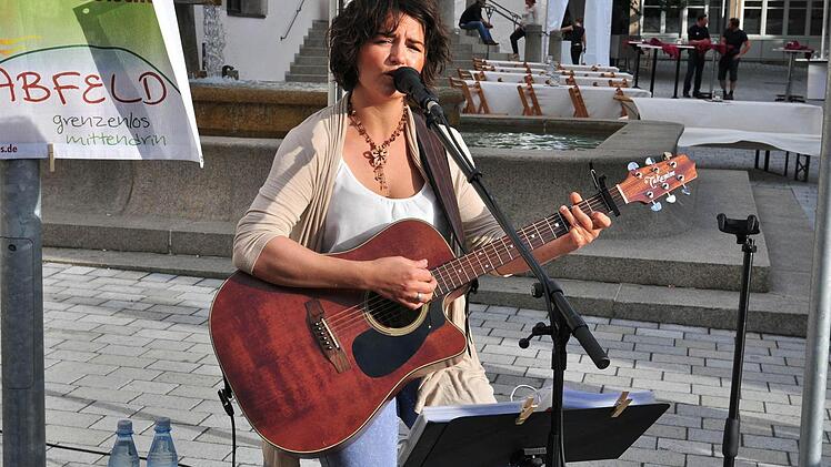 Vor dem Auftritt der Band "Huebnotix" am Samstagabend hatte die Solokünstlerin und Grabfeld-Botschafterin Maike May (Gesang, Gitarre) aus Sulzdorf ihre Zuhörer mit Rock-, Pop- und Charts-Musik bestens unterhalten.