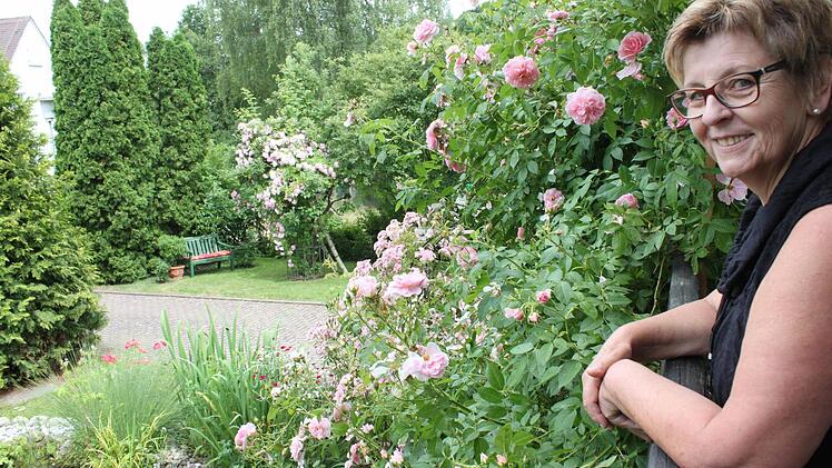 Hildegard Böhm genießt den Blick vom Balkon aus auf all die blühenden Rosen in ihrem Garten. Fotos: Popp
