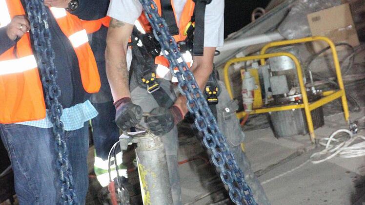 Mit einem hydraulischen Spreizer wurde das abgetrennte Segment gelockert.  Foto: Friedwald Schedel