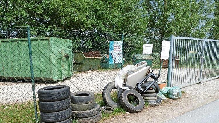 Altreifen vor dem Wertstoffhof in Ebensfeld Foto: Landratsamt Lichtenfels
