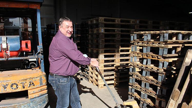 All diese Paletten warten aufs Recycling. Im Bild Georg Nagengast    Foto: Evi Seeger