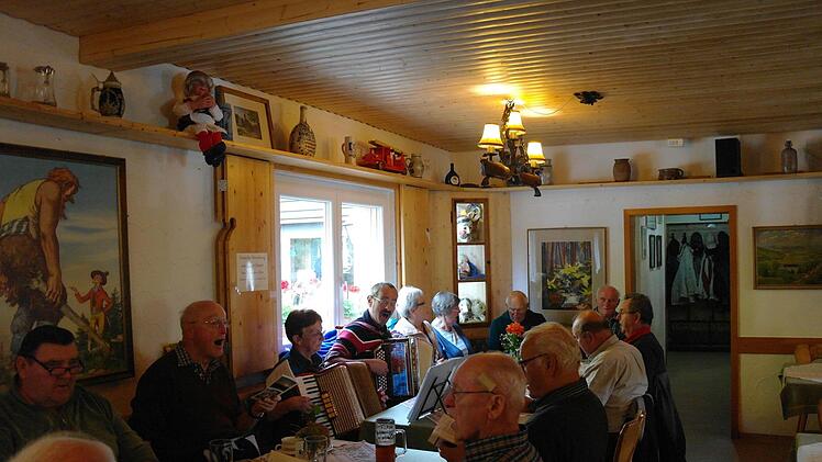 Selbst unter der Woche herrschte immer gute Stimmung im Berghaus Rhön. Bei schönem Wetter wurde das traditionelle Wirtshaussingen auch mal nach draußen verlegt. Mitte Oktober 2017 trafen sich die Sangesfreunde zum letzten Mal, nun hat der Landkreis als Eigentümer den Auftrag für die Planung des Teil-Neubaus in Auftrag gegeben. Foto: Archiv/Familie Groß