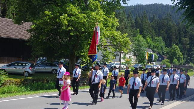 Der gro&szlig;e Festumzug bildete den H&ouml;hepunkt des 125-j&auml;hrigen Jubil&auml;ums der FFW Gifting. Foto: Heike Sch&uuml;lein