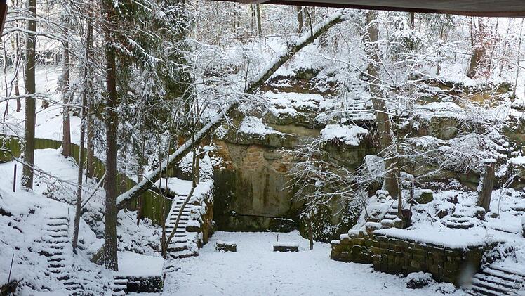 Der erste Schnee dieses Winters verhüllt die Trebgaster Naturbühne.  Foto: Dieter Hübner
