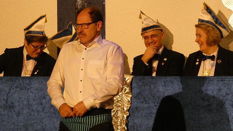 "Mr. Bean" beim Versuch, sich am Strand die Badehose anzuziehen.