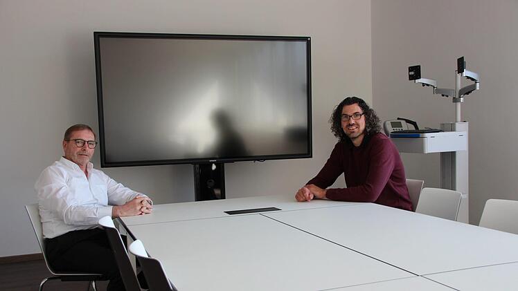 Geschäftsführer Kunibert Schäfer und Entwicklungsleiter Manuel Heinz im Besprechungszimme. Foto: Benedikt Borstr