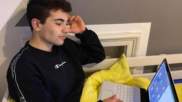Homeschooling im Bett: Bequem, aber nicht ganz so effizient, sagt Fos-Sch&uuml;ler Sahin Wi&szlig;licen. "Das eigene Zimmer ist halt doch kein optimaler Lernort.