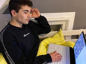 Homeschooling im Bett: Bequem, aber nicht ganz so effizient, sagt Fos-Schüler Sahin Wißlicen. "Das eigene Zimmer ist halt doch kein optimaler Lernort.