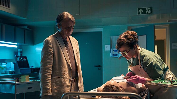 Miriam Nagel (Katrin Heller) entdeckt Details an der Frauenleiche, die Profiler Armin Weber (Wolfgang Bahro) Schlimmes bef&uuml;rchten lassen.