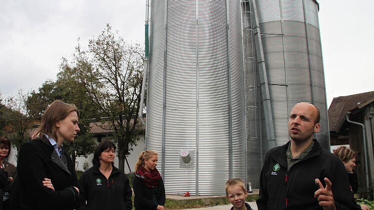 Thomas Erlmann erklärt die Produktionsbedingungen auf seinem Hof.