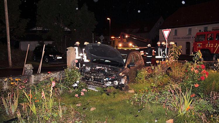 Das havarierte Fluchtfahrzeug im Vorgarten eines Hauses in der Horsdorfer Straße Foto: Ferdinand Merzbach