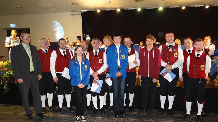 Die Aktiven des Blasorchesters Ebern, die beim Frühjahrskonzert für jahrzehntelange Treue ausgezeichnet wurden. Foto: Johanna Eckert