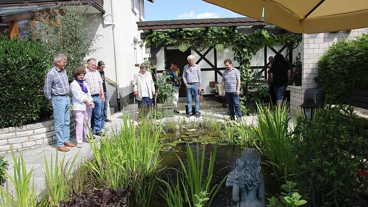 Der Gartenteich steht im Mittelpunkt des Gartens von Winfried und Gerda Müller. Foto: Michael Stelzner