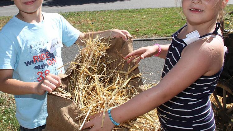 Ein Strohsack zum Schlafen wird befüllt.  Foto: Gerda Völk