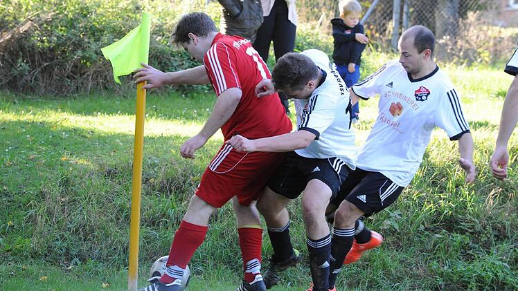 Kein Entkommen gibt es für diesen Spieler des TSV Maßbach, der sich auf engstem Raum an der Eckfahne gegen zwei Akteure des TSV Rothhausen/Thundorf behaupten muss. Foto: Hopf