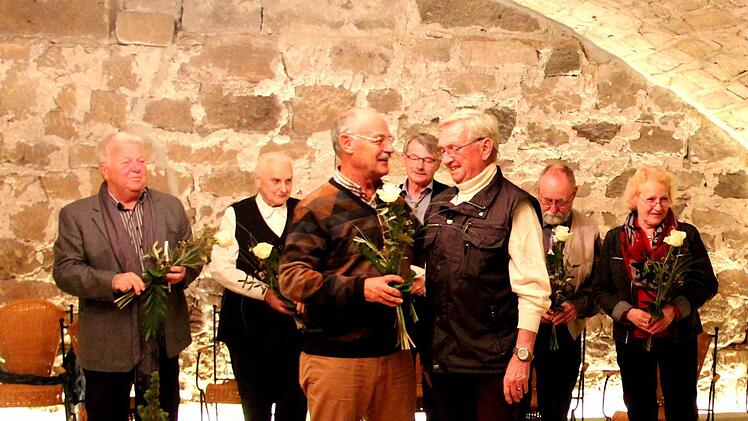 Zum Dank erhielten die Beteiligten Blumen Foto: Johanna Blum