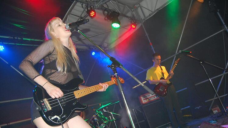 Heather Perkins von der Band Slowcoaches: Der Headliner des Festivals wurde extra aus England eingeflogen und mit dem Shuttlebus vom Nürnberger Flughafen nach Coburg gebracht. Foto: Rolf Krebs