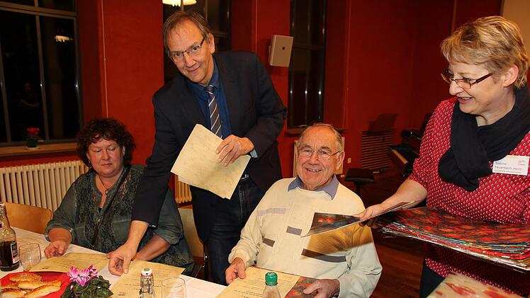 Coburgs Sozialbürgermeister Thomas Nowak überreicht allen ehrenamtlich Tätigkeiten ein Geschenk und eine Urkunde überreicht. Fotos: Desombre