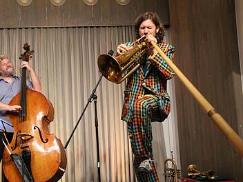 Musikalisch bunt gewürfelt wie sein Anzug, dabei aber absolut authentisch ist Matthias Schriefl, selbst wenn er zwei Instrumente zugleich bläst. Alex Morsey am Bass und Alex Eckert springen souverän mit dem Tausendsassa durch die Welt. Carolin Herrmann