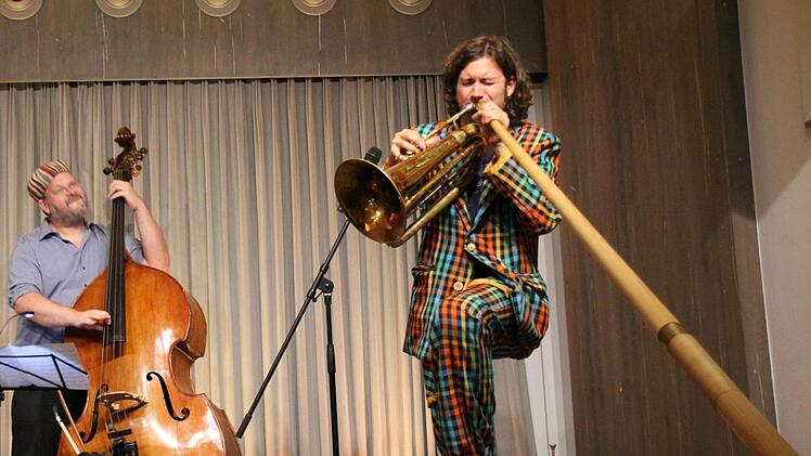 Musikalisch bunt gewürfelt wie sein Anzug, dabei aber absolut authentisch ist Matthias Schriefl, selbst wenn er zwei Instrumente zugleich bläst. Alex Morsey am Bass und Alex Eckert springen souverän mit dem Tausendsassa durch die Welt. Carolin Herrmann