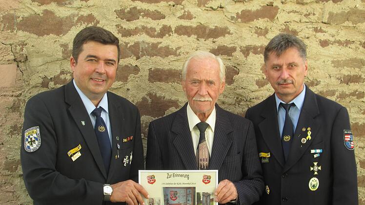 KSK-Vorsitzender Dieter Schärpf (links) und Kreisvorsitzender Klaus Lutz (rechts) dankten Erich Nebel für seine 50-jährige Treue zur Kameradschaft.    Foto: Winfried Ehling