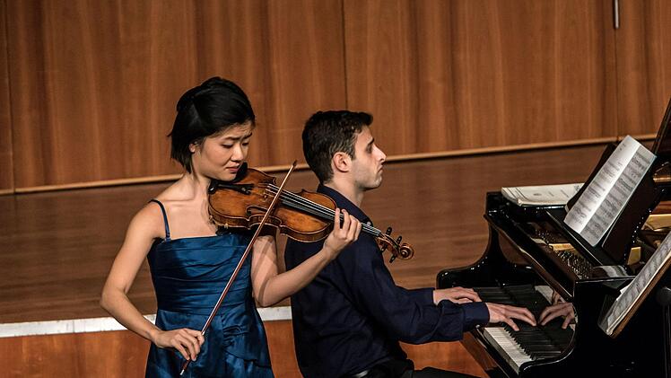 Die Geigerin Mayumi Kanagawa  und der Pianist  Ido Ramot beeindruckten bei ihrem Duoabend im Coburger Kongresshaus.Foto: Jochen Berger