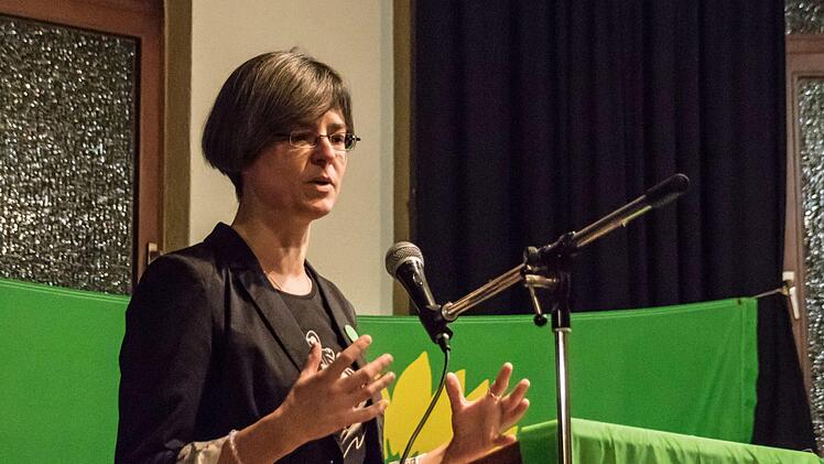 Die Coburger OB-Kandidatin der Grünen Ina Seinterhauf sprach beim Wahlkampf-Auftritt von Claudia Roth.Fototo: Jochen Berger