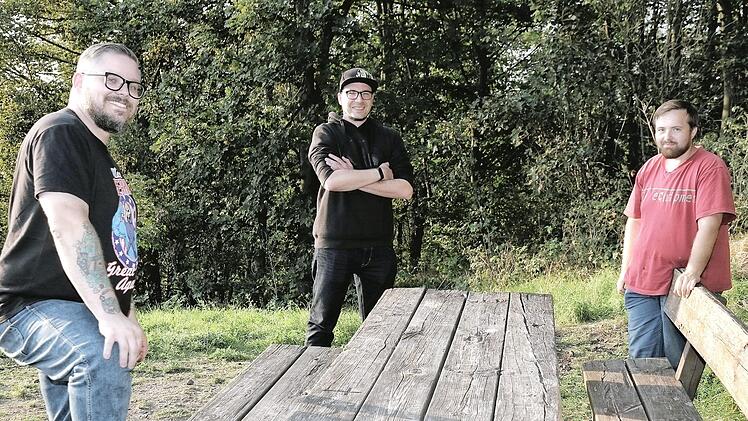 Dynamisches Trio: Matthias "Harry" Baer, Rene Kienzle und Jens Hertel (von links) wollen die alte, marode Sitzgruppe auf der Opferstätte durch eine neue ersetzen. Sie arbeiten auf freiwilliger Basis, freuen sich aber über Spenden.  Foto: Klaus Rößner