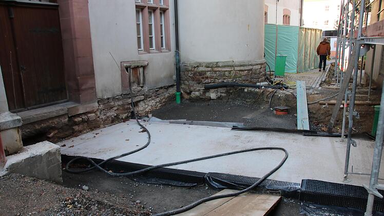 Der unterirdische Durchgang zum Rathaus muss noch isoliert und abgedeckt werden. Foto: Ralf Ruppert