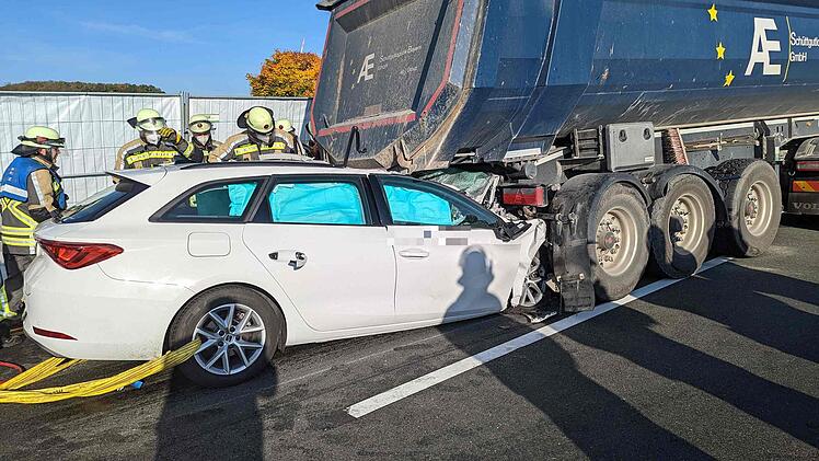 Tödlicher Unfall auf der A93: Auto gerät unter Lastwagen