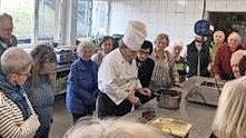 Chocolatier Peter Borst erklärt, wie man Schokolade herstellt.