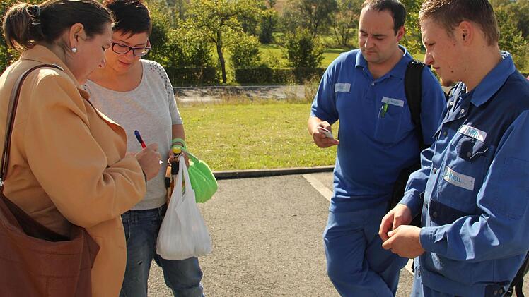 Schnell noch die Handy-Nummern austauschen, damit die gemeinsamen Aktionen geplant werden können.